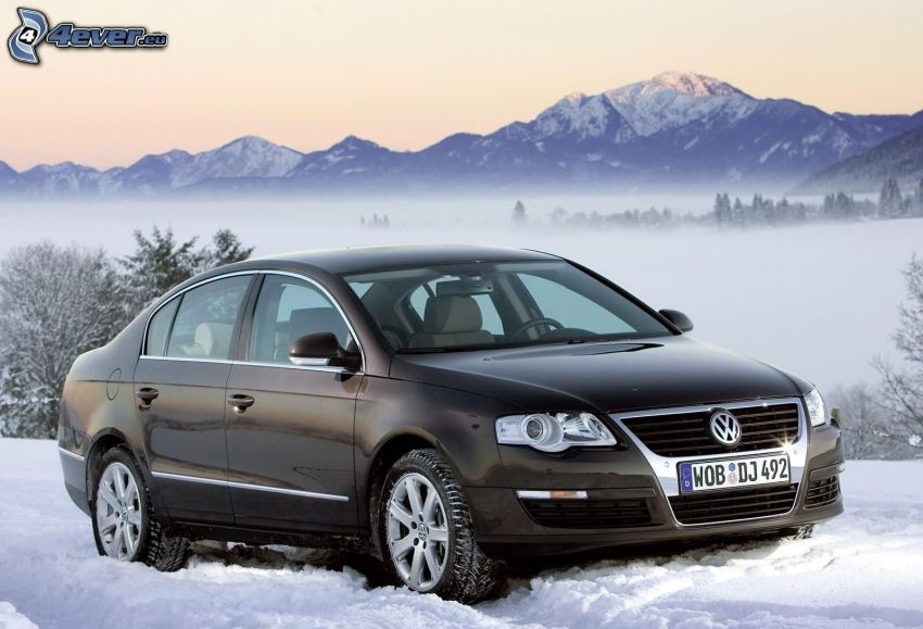 Volkswagen Passat, hó, földszinti köd, havas hegyek