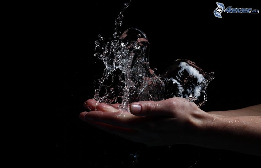 a víz a kezében, buborékok, kezek
