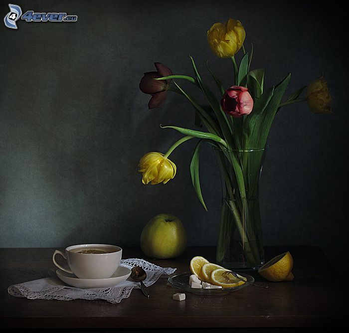 csendélet, tulipánok, sárga tulipánok, váza, zöld alma, egy csésze tea, citrom, kockacukor, kanalak