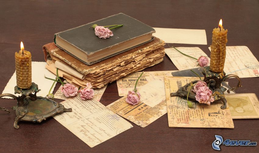 régi könyvek, gyertyák, rózsaszín rózsák, posta, képeslap