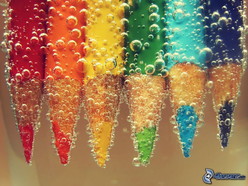 színesceruzák, víz, buborékok