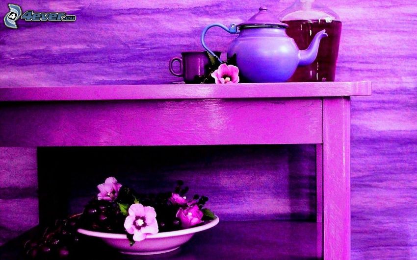 teáskanna, egy csésze tea, asztal, tányér, virágok