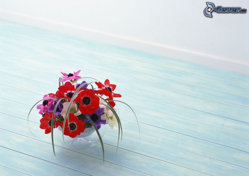 virágok vázában, asztal