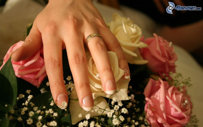 kéz, jegygyűrű, rózsák