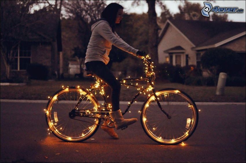 lány kerékpáron, kivilágítás