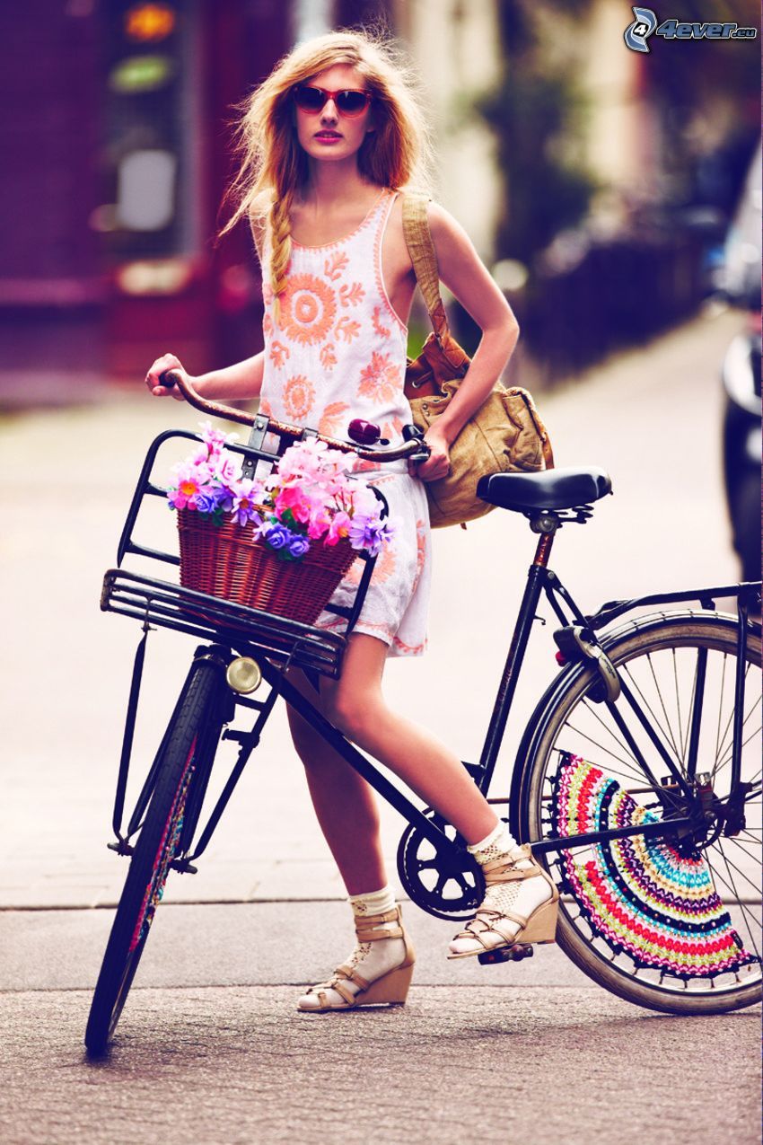 lány kerékpáron, stílus