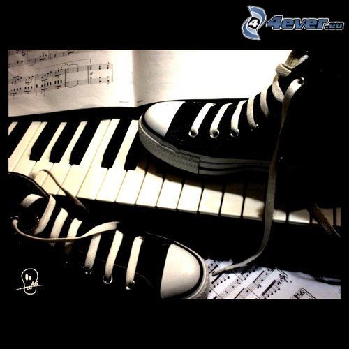 fekete cipők, Converse, zongora, hangjegyek