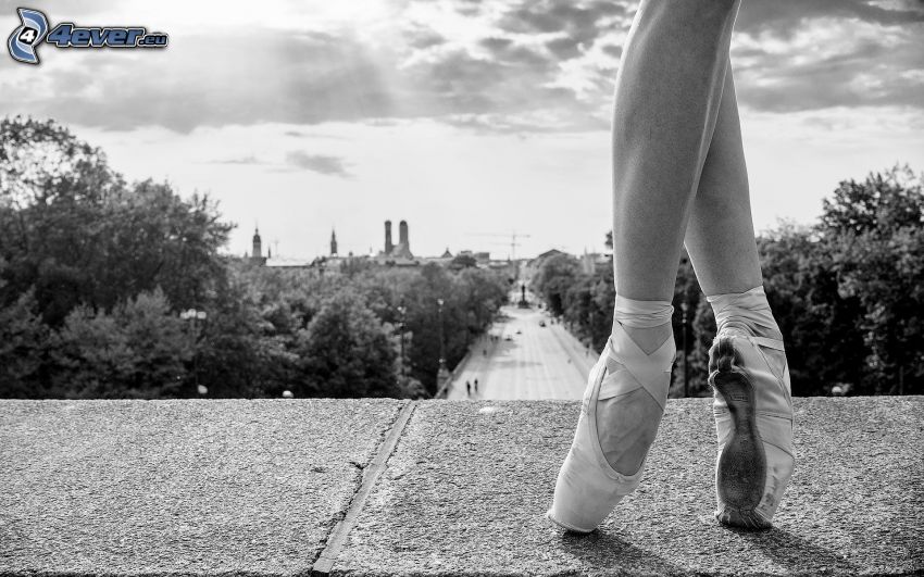 balett táncosnő, lábak, utca, fekete-fehér kép
