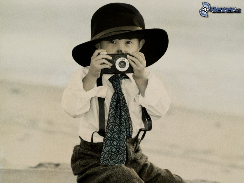 fiú, fényképezőgép, kalap, nyakkendő, fekete-fehér kép