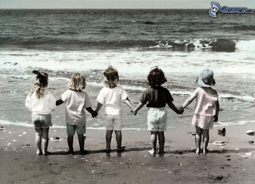 gyerekek, homokos tengerpart, tenger, fekete-fehér kép