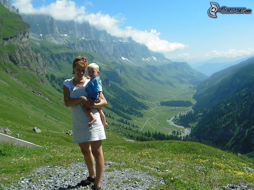 gyermek anyjával, völgy, dombok, felhők, természet