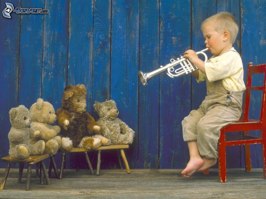 kisfiú, trombita, plüssmackók
