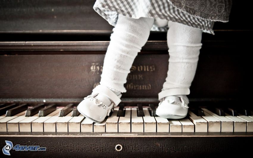 lábacskák, lány, zongora