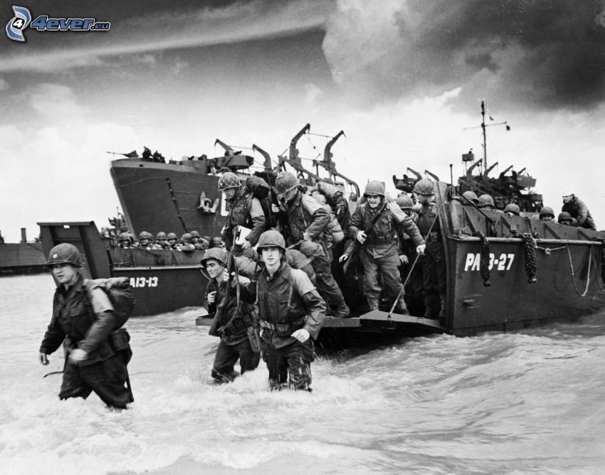 katonák, kikötés, hajók, tenger, fekete-fehér kép, régi fénykép