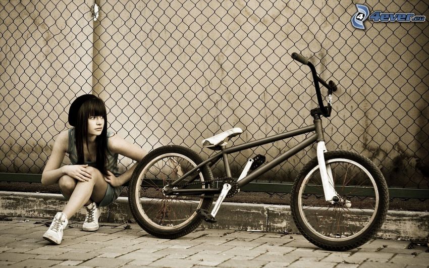 lány, kerékpár, drótkerítés