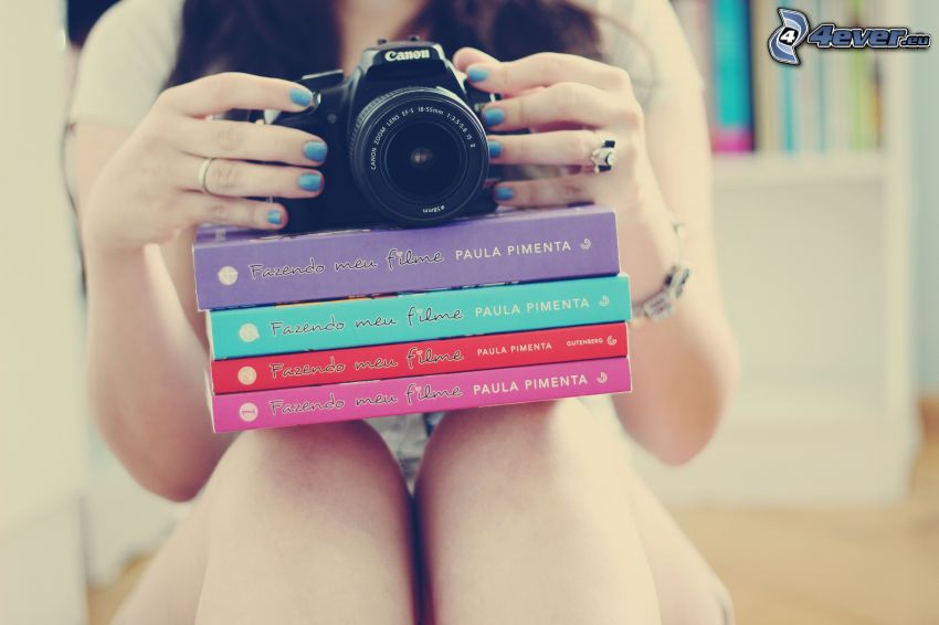 lány fényképezőgéppel, könyvek
