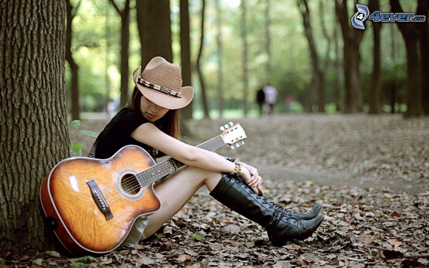 lány gitárral, nő a parkban
