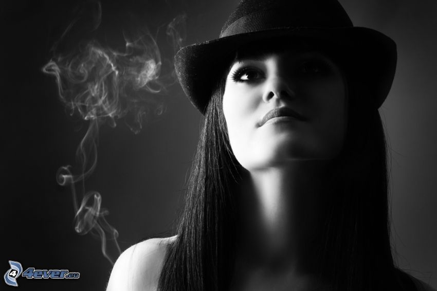 lány kalapban, barnahajú, füst, fekete-fehér kép