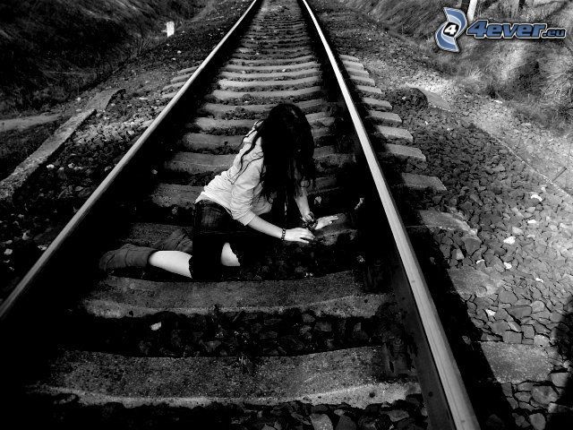 lány a síneken, szomorúság, vasút