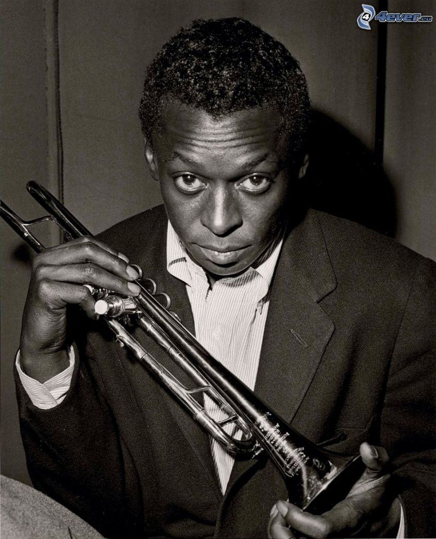 Miles Davis, trombita, fekete-fehér kép