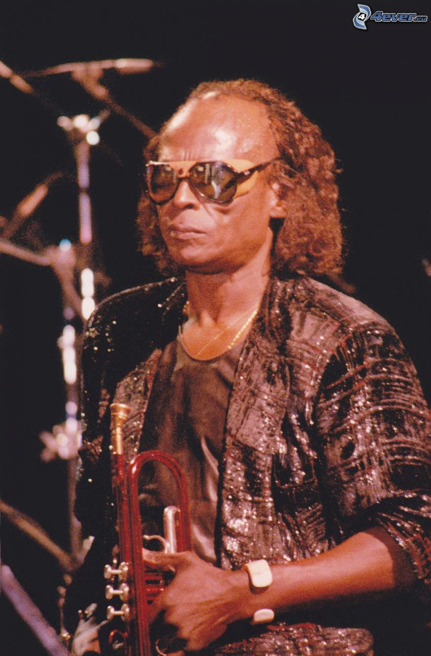 Miles Davis, trombita, férfi szemüvegben