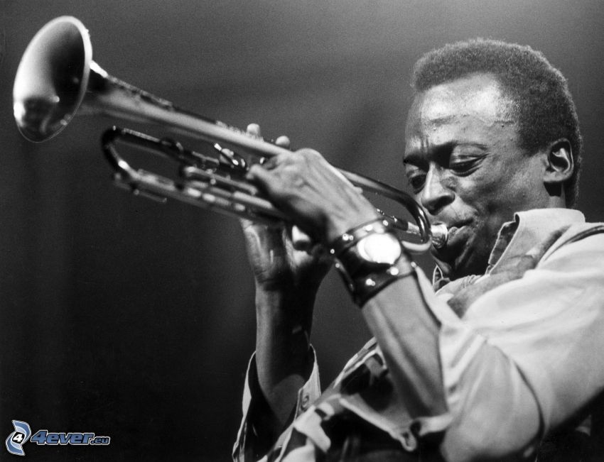 Miles Davis, trombitálás, fekete-fehér kép