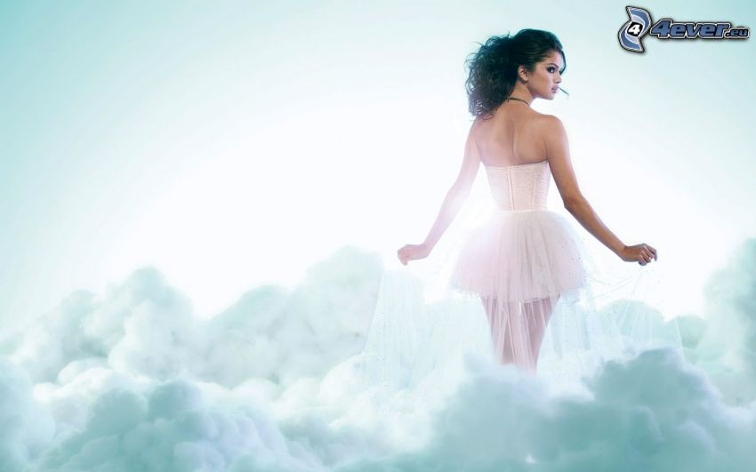 Selena Gomez, fehér ruha, felhők