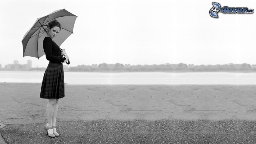 nő esernyővel, fekete-fehér kép
