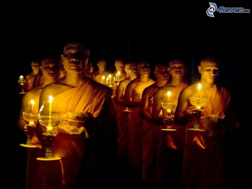 szerzetesek, gyertyák