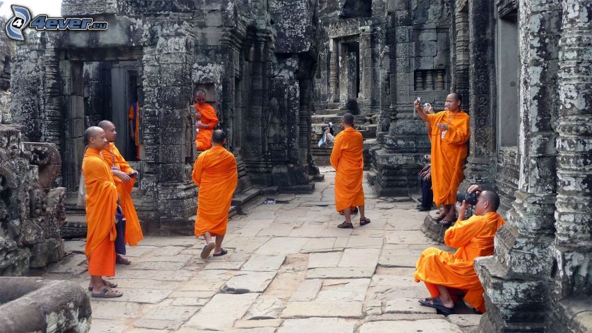 szerzetesek, romok