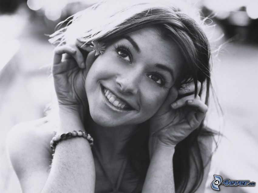 Alyson Hannigan, fekete-fehér kép, mosoly