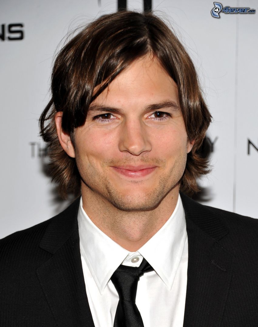 Ashton Kutcher, férfi öltönyben, hosszú haj