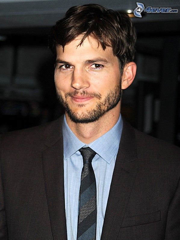 Ashton Kutcher, férfi öltönyben