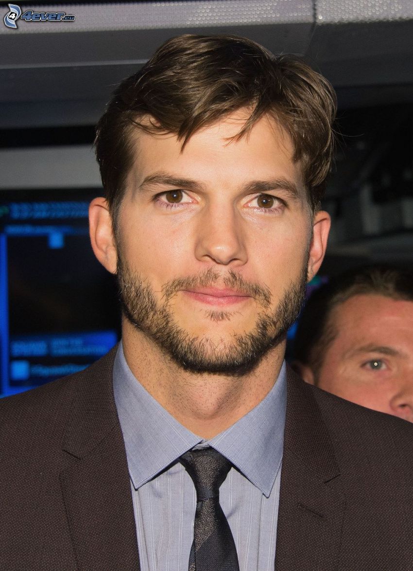 Ashton Kutcher, férfi öltönyben