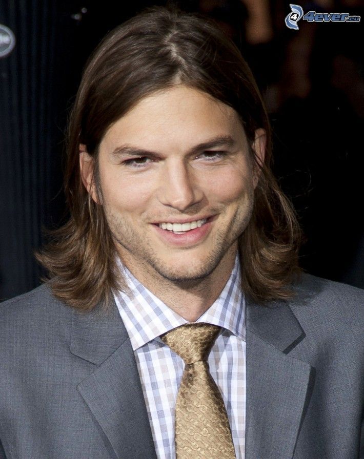 Ashton Kutcher, mosoly, férfi öltönyben
