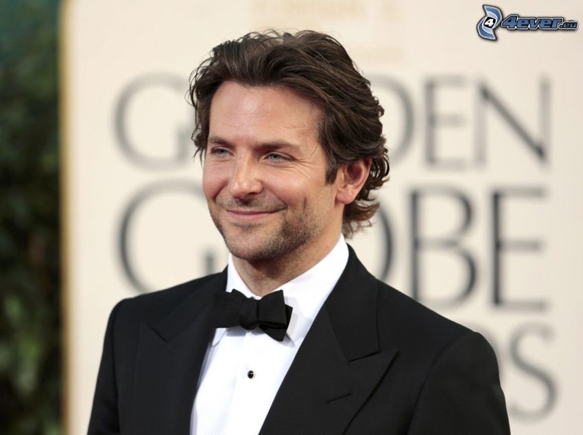 Bradley Cooper, mosoly, férfi öltönyben, csokornyakkendő