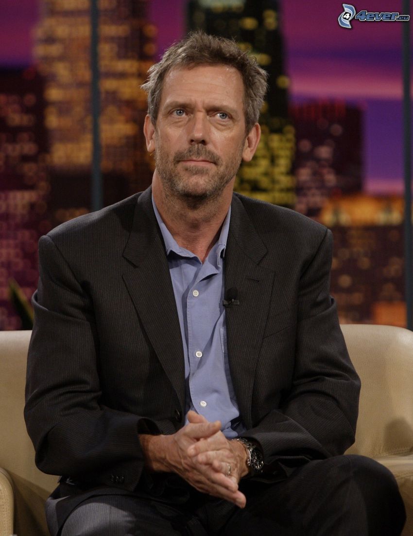 Hugh Laurie, férfi öltönyben