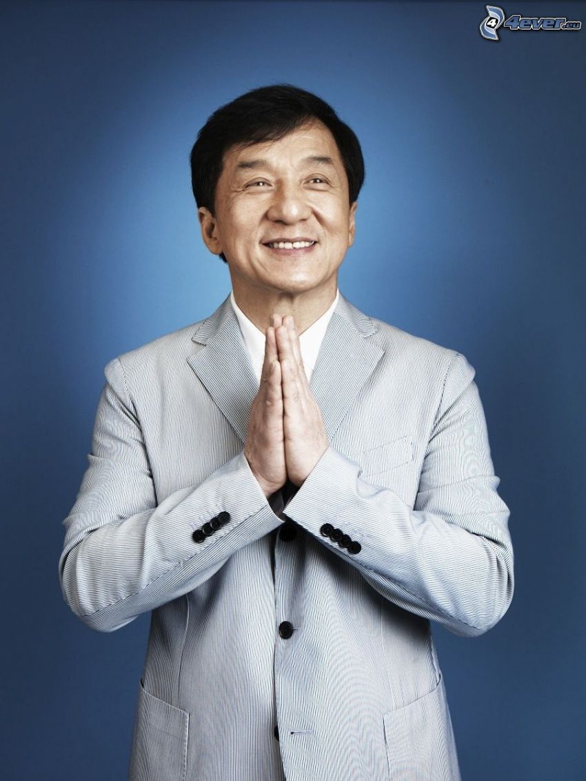 Jackie Chan, férfi öltönyben, mosoly