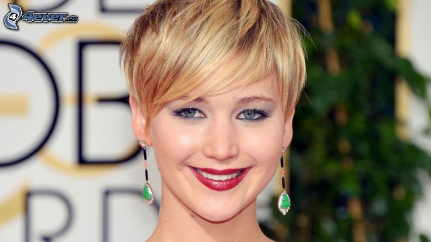 Jennifer Lawrence, mosoly, rövid haj