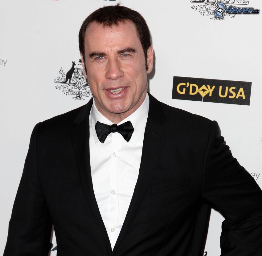 John Travolta, férfi öltönyben, csokornyakkendő