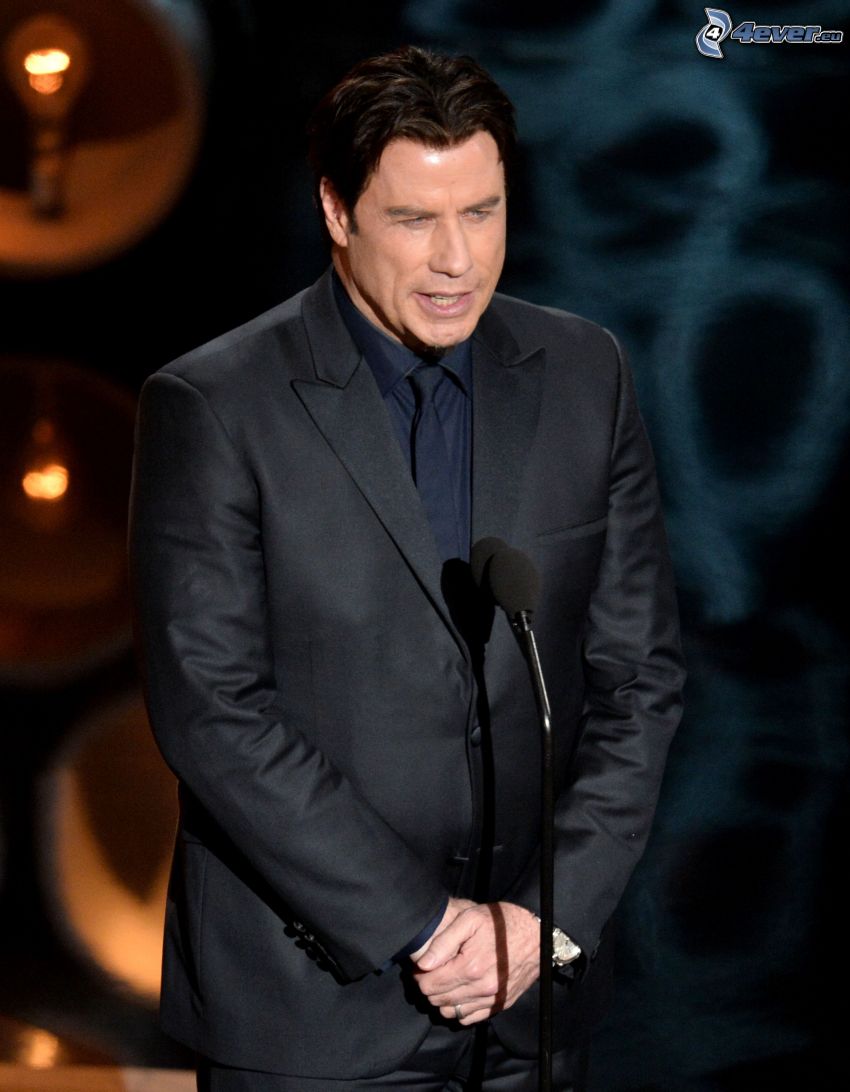John Travolta, férfi öltönyben, mikrofon