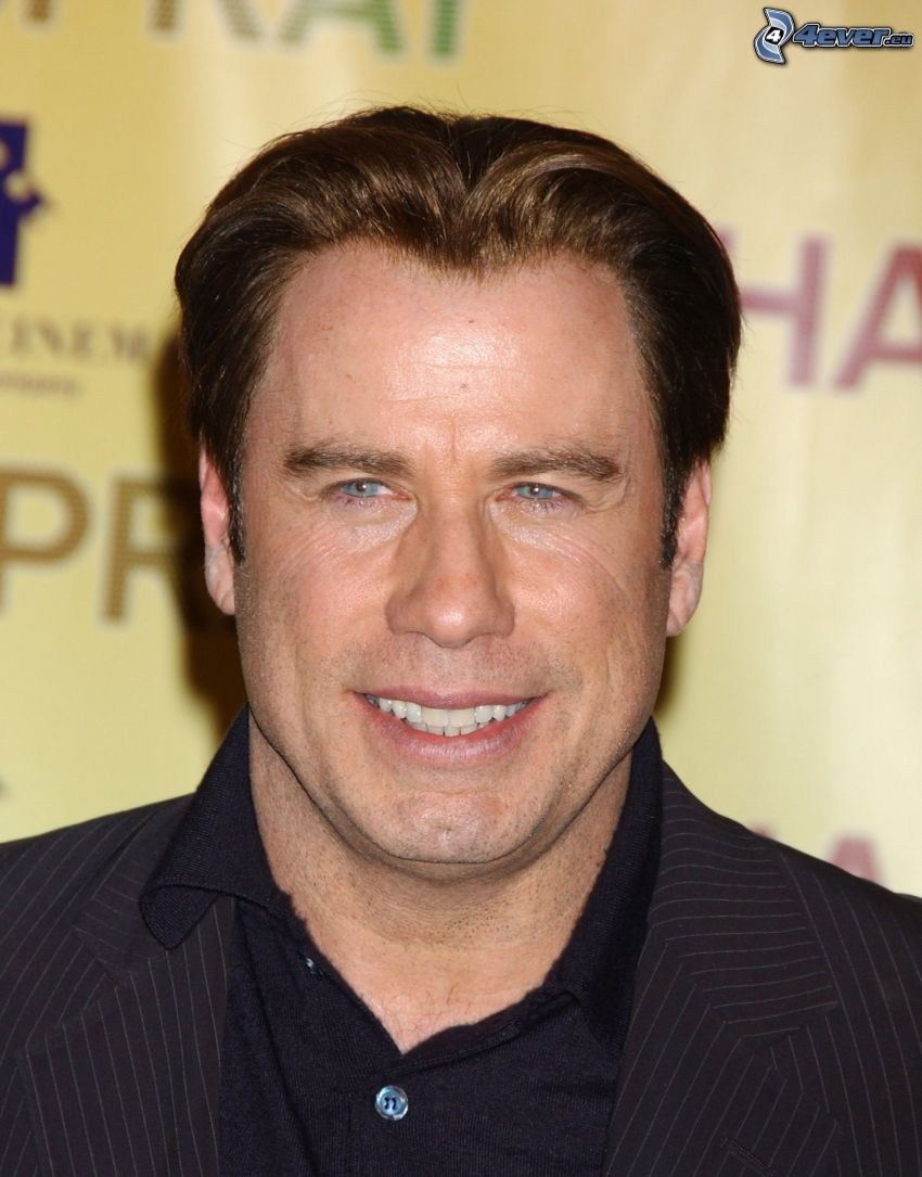 John Travolta, férfi öltönyben, mosoly