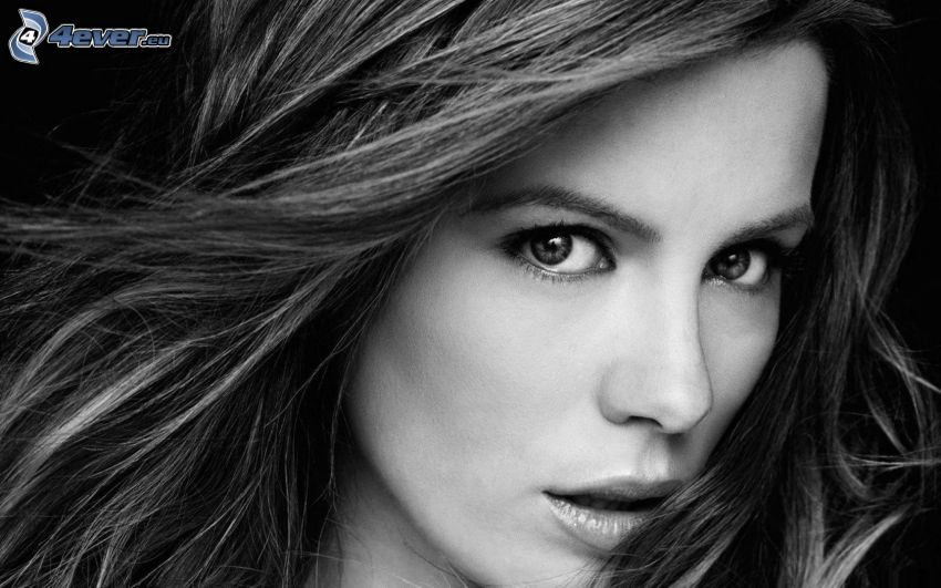 Kate Beckinsale, fekete-fehér kép