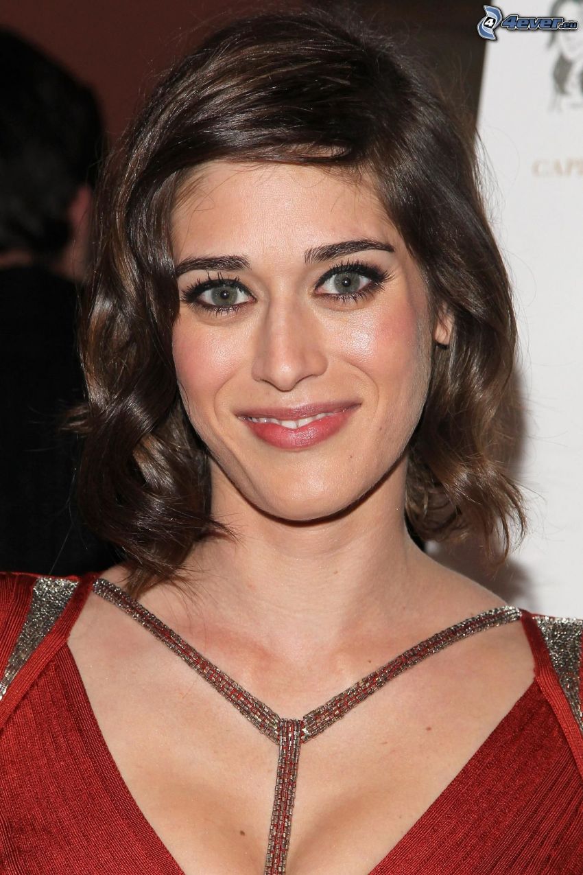 Lizzy Caplan, mosoly