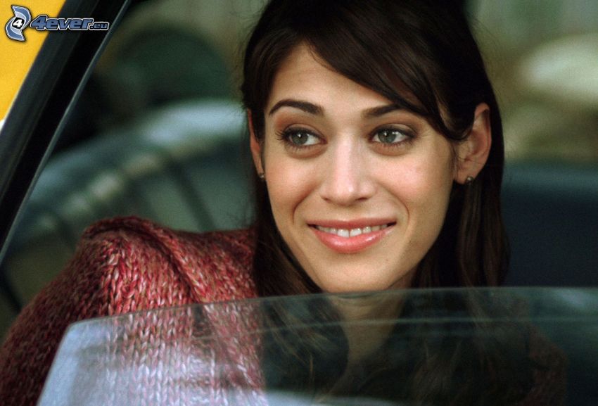 Lizzy Caplan, mosoly