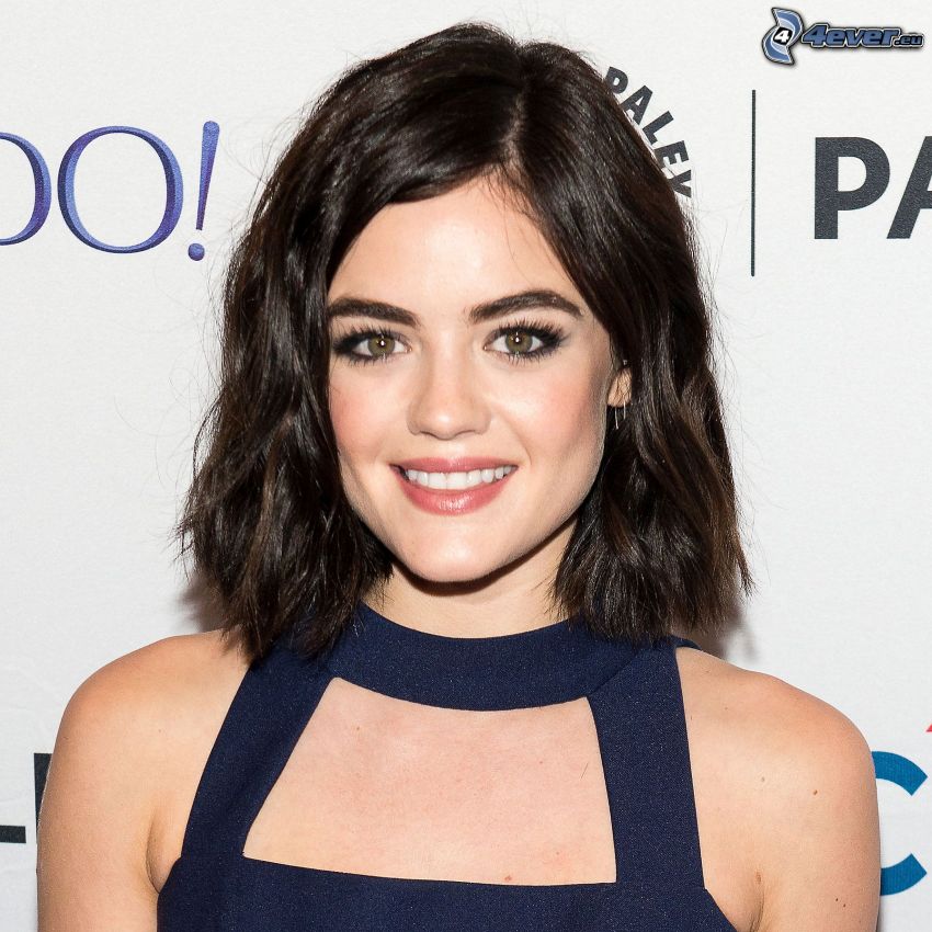 Lucy Hale, mosoly