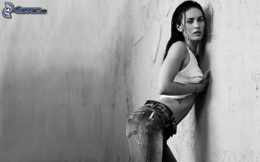Megan Fox, fekete-fehér kép