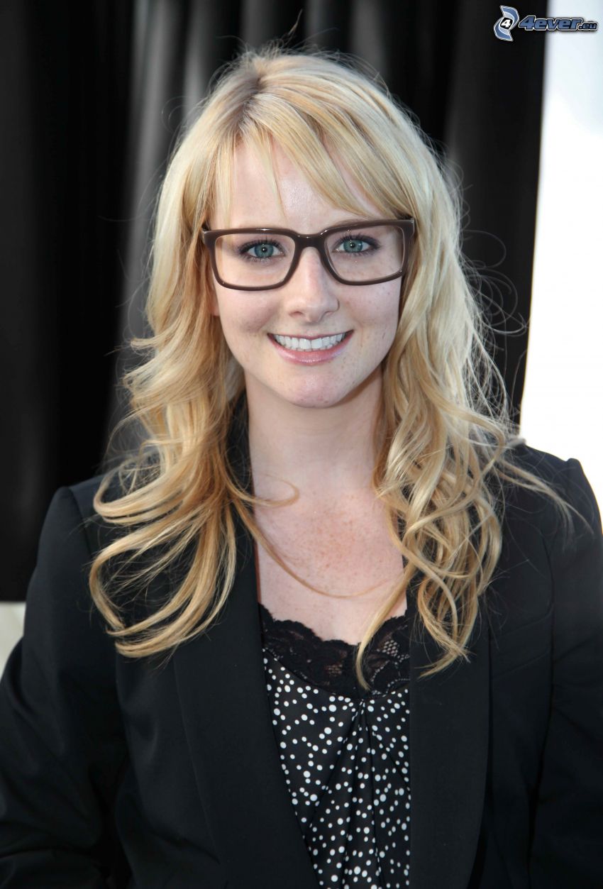 Melissa Rauch, mosoly, nő szemüvegben