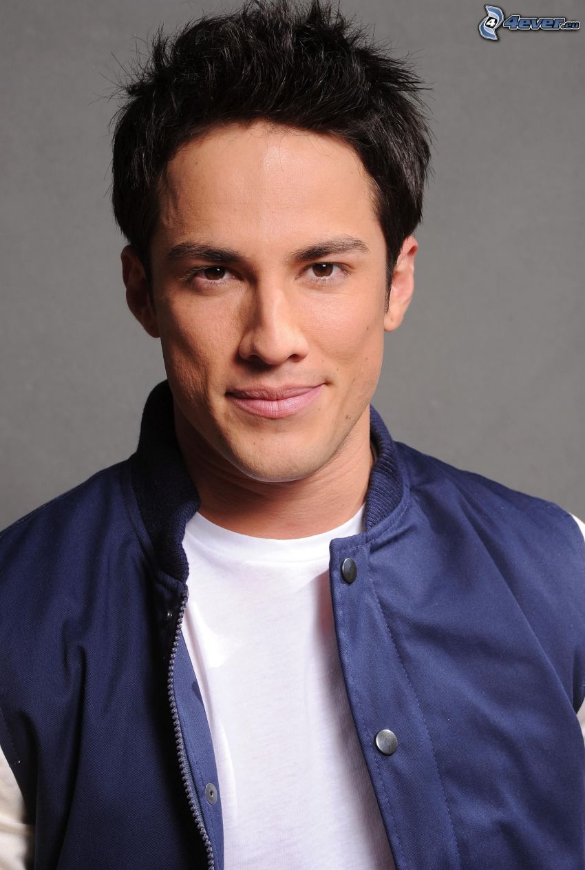 Michael Trevino, mosoly