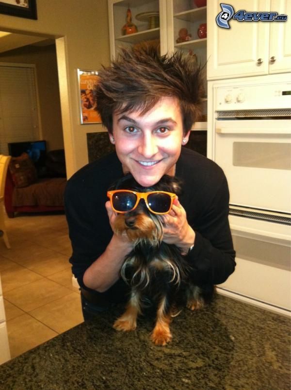 Mitchel Musso, mosoly, Yorkshire terrier